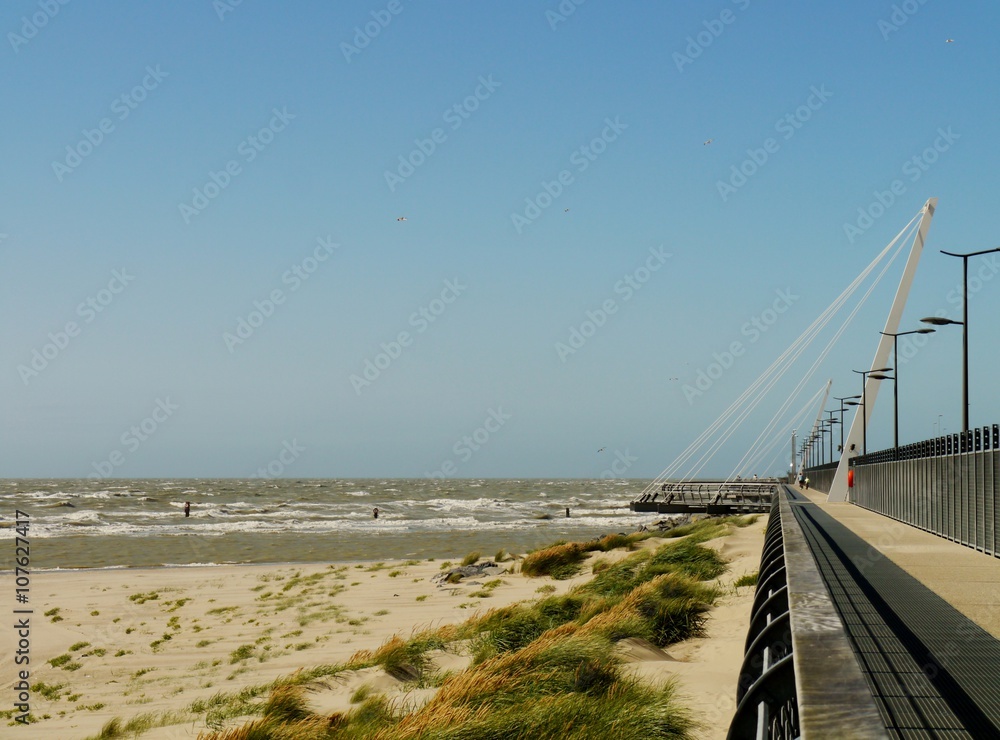 Seebrücke entlang der Dünen an der Nordsee