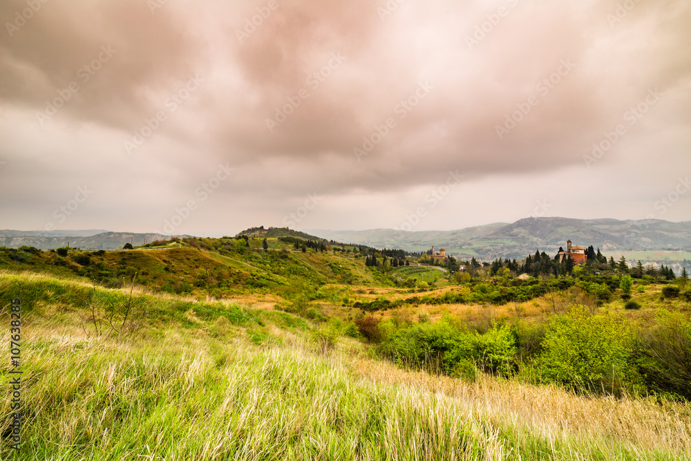 Obraz premium village on rolling hills