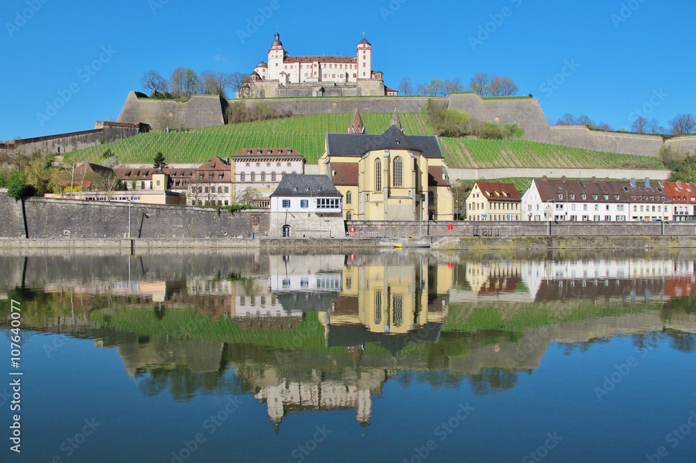 Würzburg, Festung Marienberg, im Main gespiegelt
