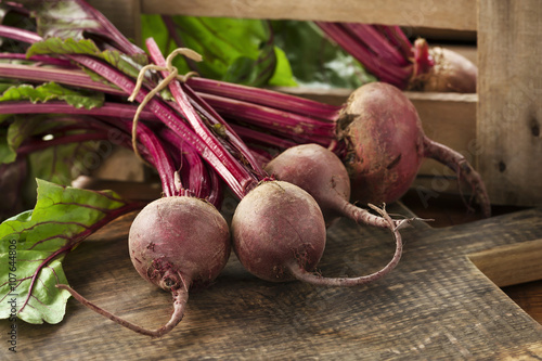 Bund rote Beete auf Küchenbrett