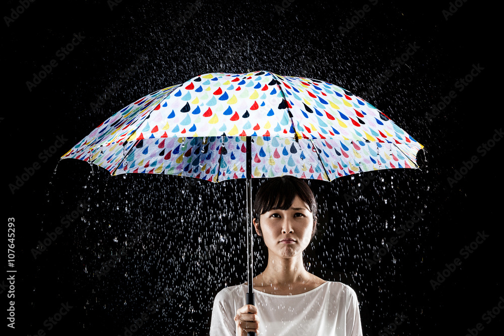 雨傘をさす女性