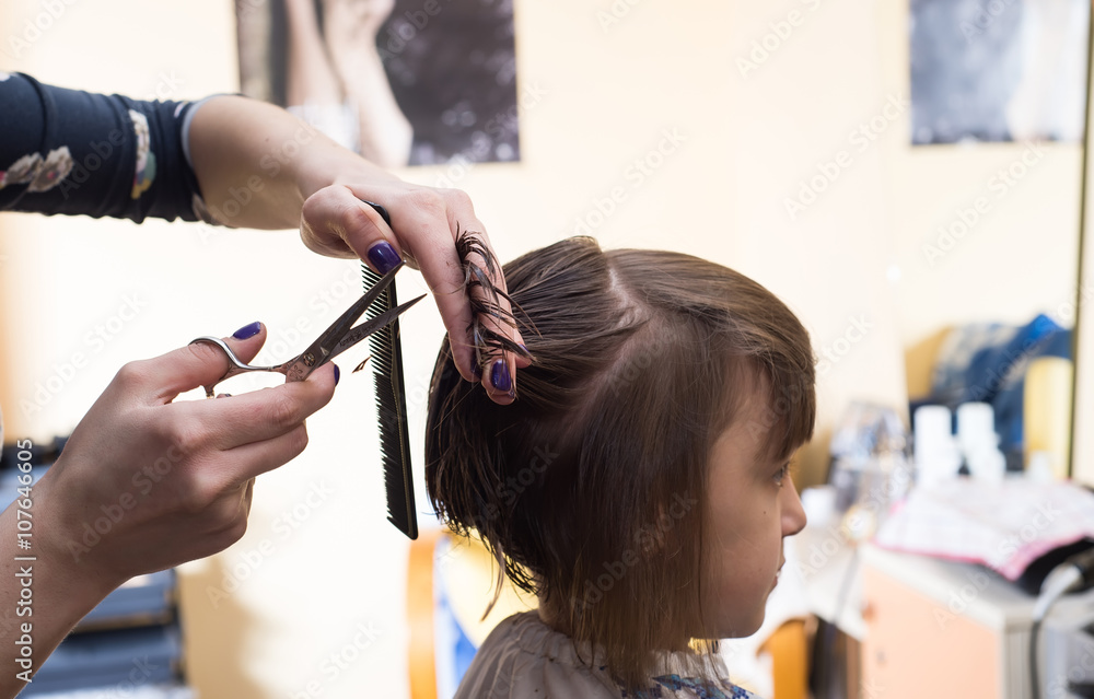 Fototapeta premium hairdresser shears girl