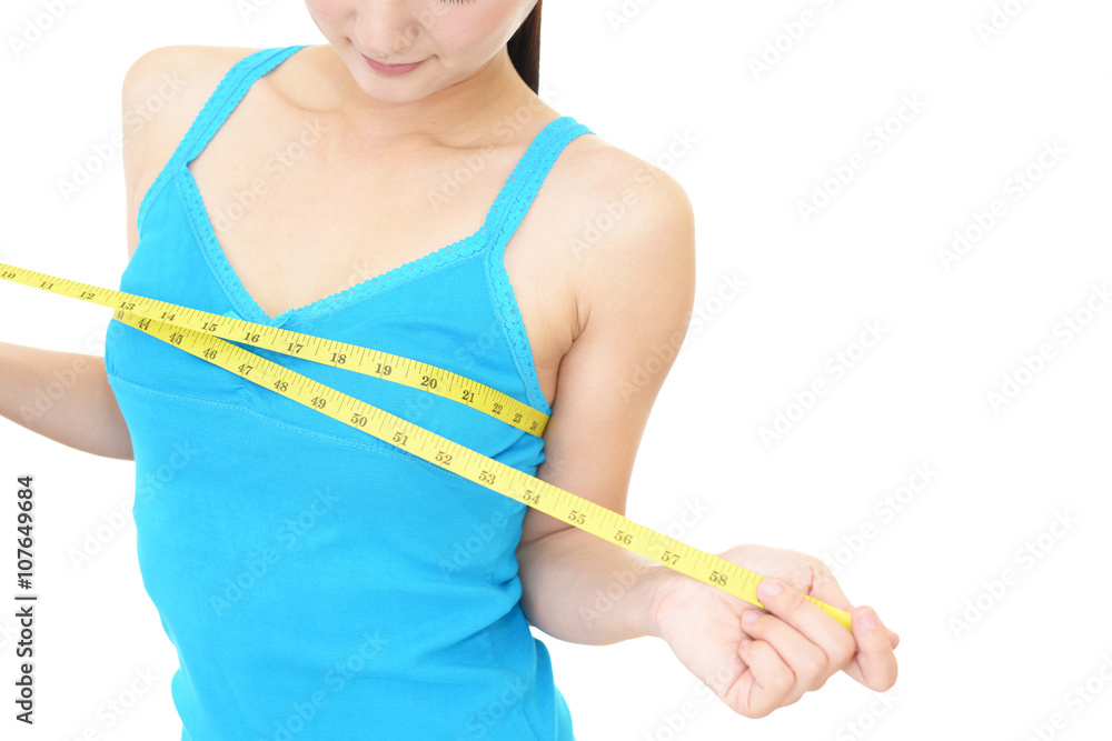 胸囲を測る女性