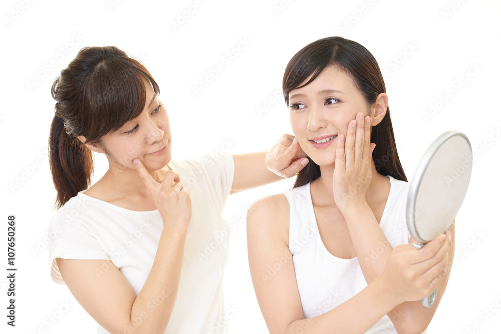 スキンケアをする女性 スキンケアをする女性