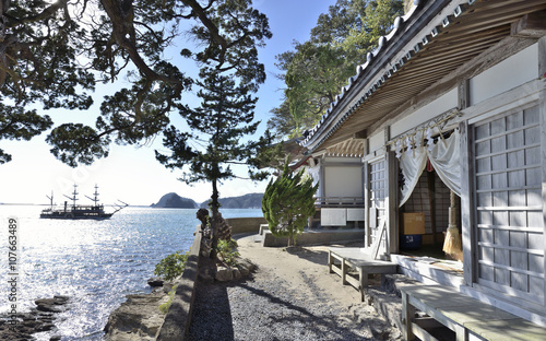 下田市柿崎の弁天島にある弁天社(鷺島神社 ささげ弁天)と黒船です。吉田松陰と金子重輔はこの祠に身を隠し西暦1854年4月24日の夜、密航を試みました。当時もこのような風景だったのでしょうか。激動期の日本が偲ばれます。