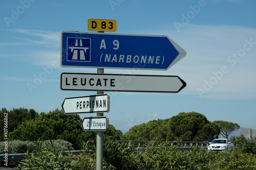 Panneaux de direction : Narbonne, Perpignan, Leucate © Georges Blond