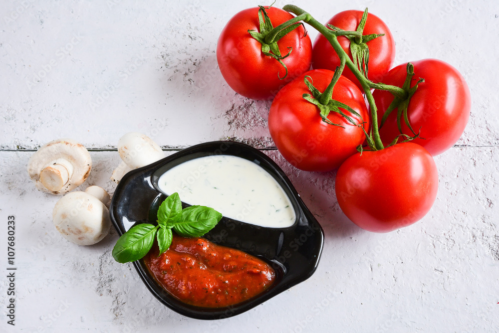 Delicious tomato and garlic sauce. - obrazy, fototapety, plakaty 