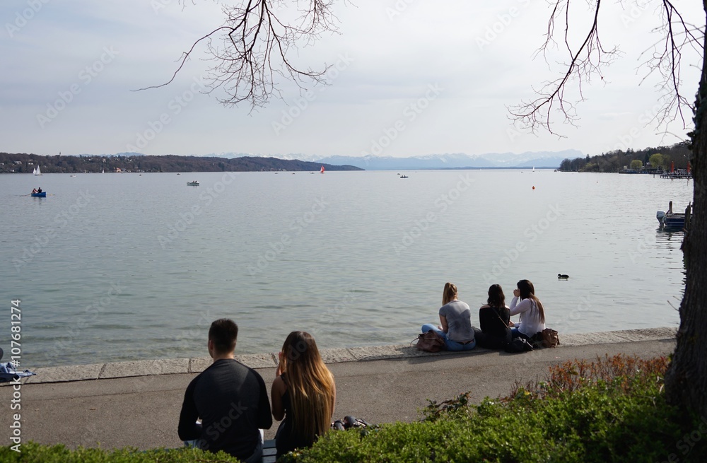 Junge Leute am Starnberger See im Frühling