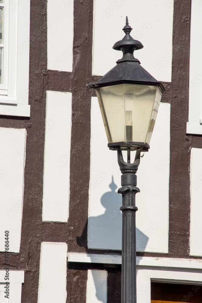 Straßenlampe vor Fachwerkfassade in Rheda, Nordrhein-Westfalen
