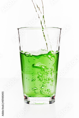 Grünes Getränk wird eingeschenkt