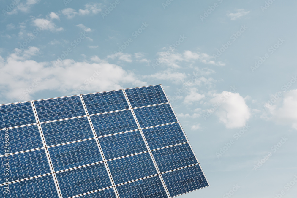 Solar Photovoltaik Panele gegen einen Himmel Hintergrund mit Textfreiraum Solar Photovoltaik Panele gegen einen Himmel Hintergrund mit Textfreiraum