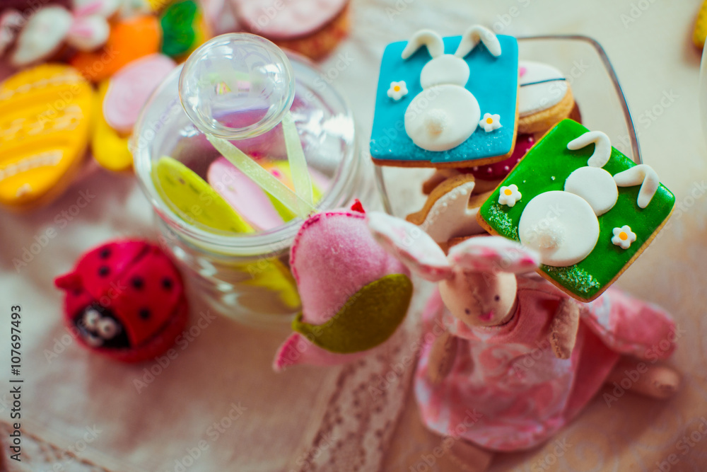 Obraz premium Many colorful Easter cookies on the table