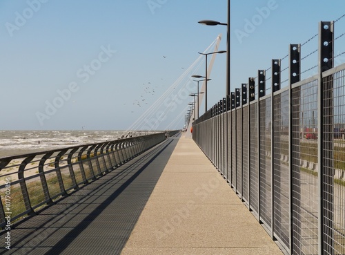 Brücke mit Geländer an der belgischen Nordseeküste