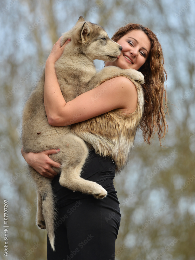 Belle femme avec chien malamute Belle femme avec chien malamute
