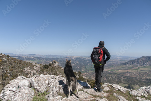Senderista con su perro en el valle de turón en la provincia de Málaga