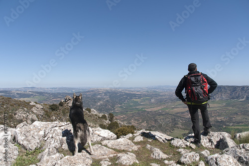 senderista en la cima de la montaña junto a su mascota © Antonio ciero