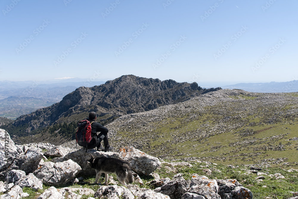 Senderista en la cima de sierra cabrilla puerta del parque natural de la sierra de las Nieves, Málaga