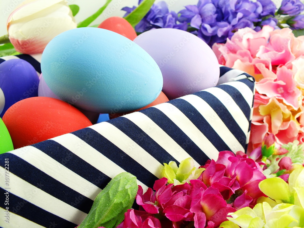 Obraz premium colorful easter eggs with spring flowers background
