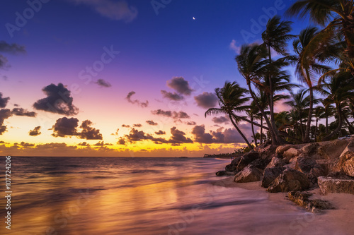 Fototapeta Naklejka Na Ścianę i Meble -  Landscape of paradise tropical island beach, sunrise shot
