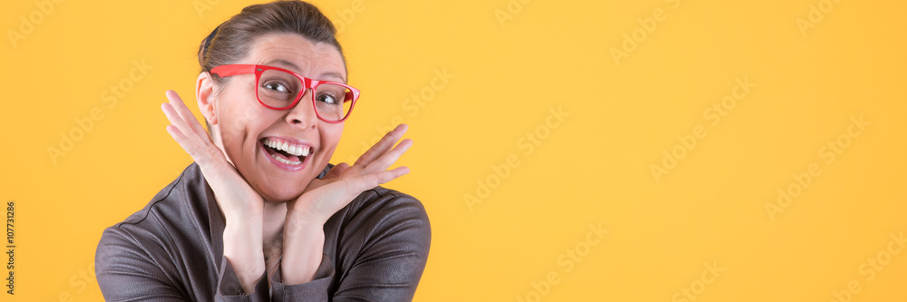 lachende frau mit brille lachende frau mit brille
