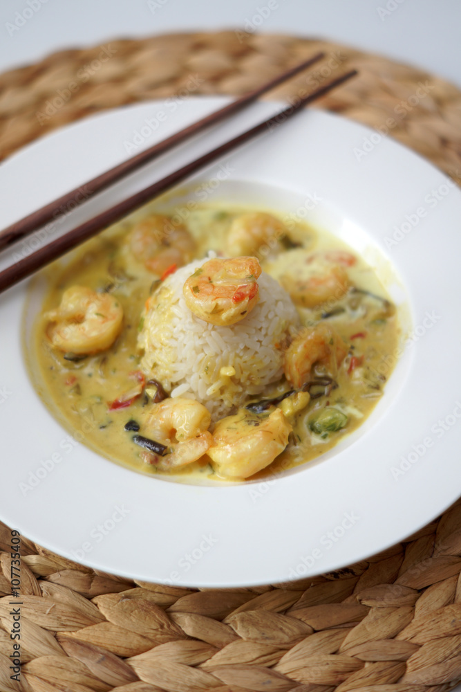 Riso thailandese cocco, curry e gamberi Riso thailandese cocco, curry e gamberi