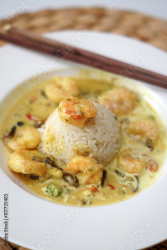 Riso thailandese cocco, curry e gamberi