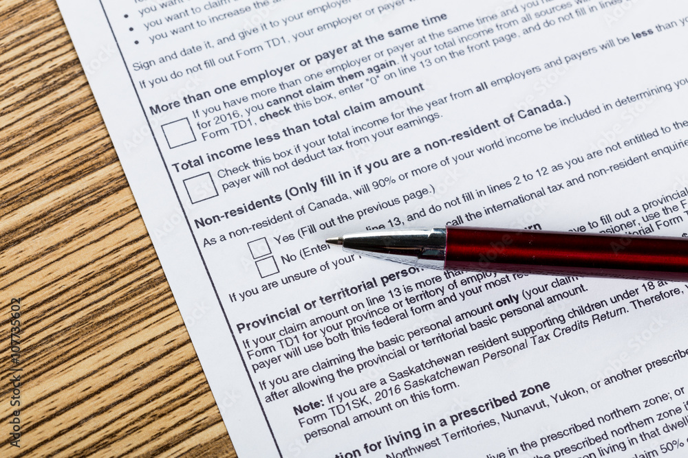 Obraz premium Pen on tax form