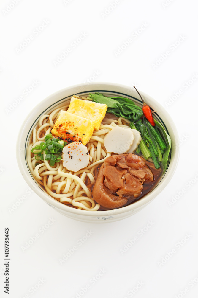 沖縄伝統の豚足テビチそば