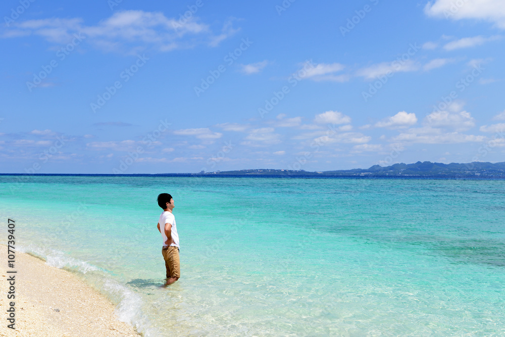 沖縄の海でくつろぐ男性