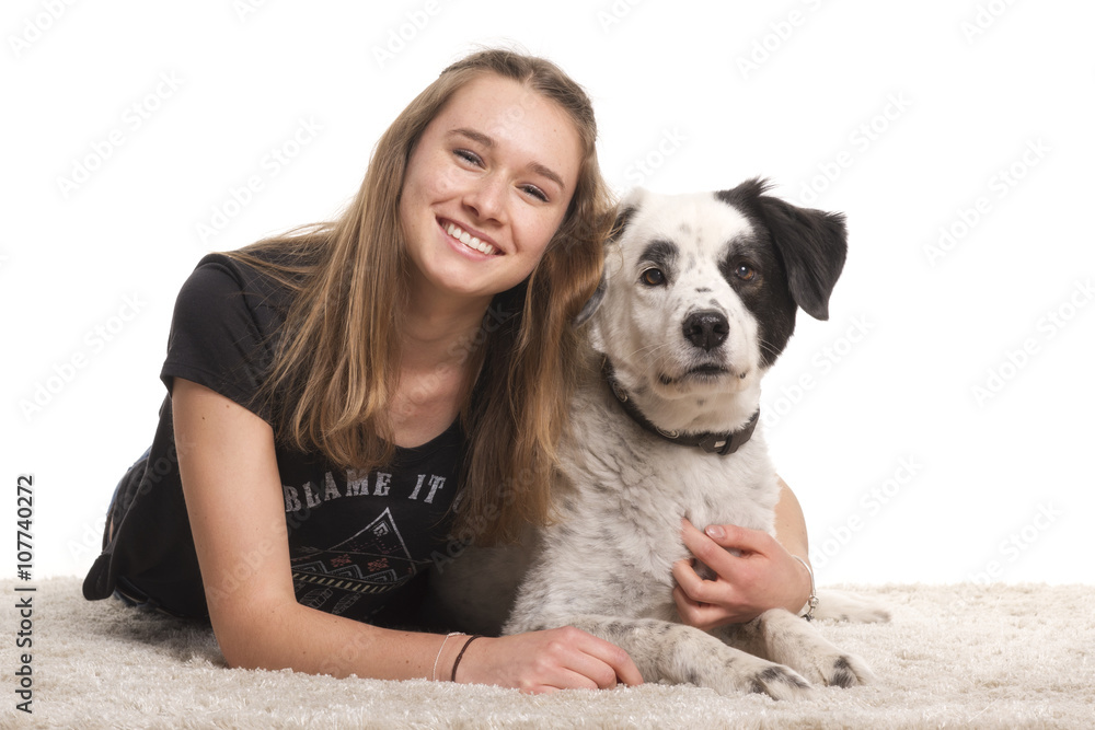 Glückliches Mädchen umarmt ihren Hund StockFoto Adobe Stock