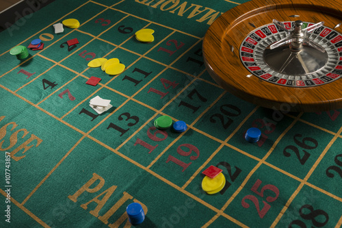 Roulette su un tavolo verde da gioco pieno di fiches