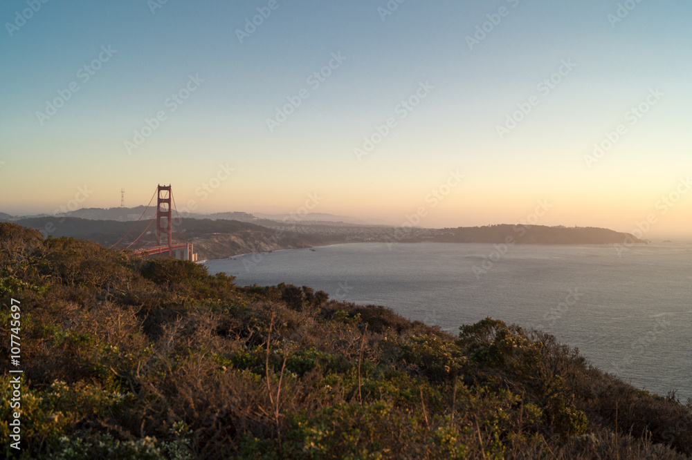 Landschaft mit Golden Gate Bridge im Hintergrund Landschaft mit Golden Gate Bridge im Hintergrund
