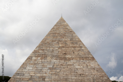 La piramide di Caio Cestio a Roma