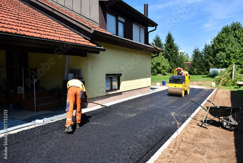 Canvas Print Team of Workers making and constructing asphalt road constructio