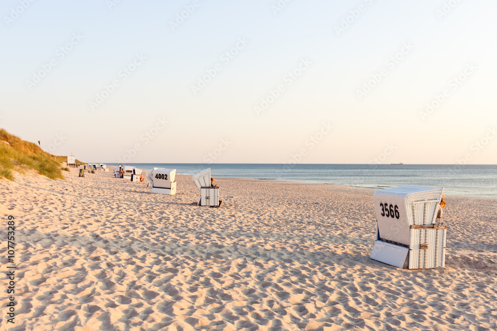 Obraz premium Strandkörbe bei Westerland auf Sylt im Sommer