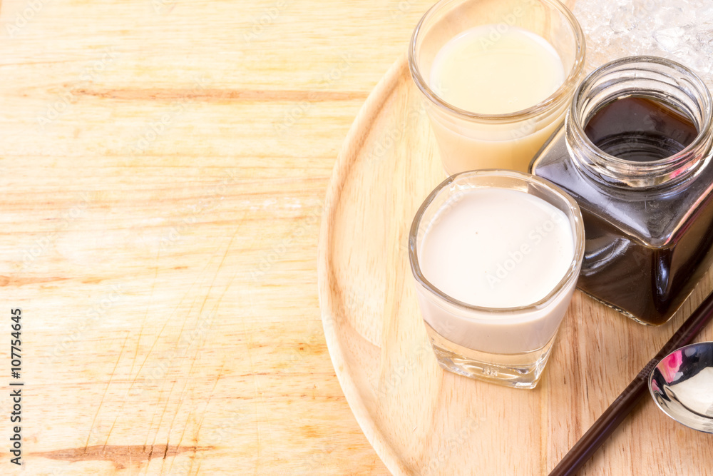 Coffee-set with raw sugar and milk Coffee-set with raw sugar and milk