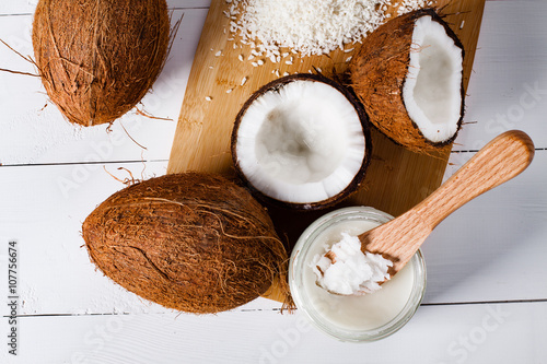 Fotografía Whole and broken coconut with grated cocont flakes and coconut oil or butter