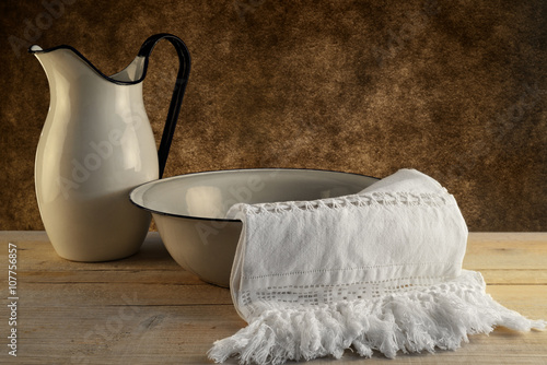 vecchio catino con brocca e telo di lino