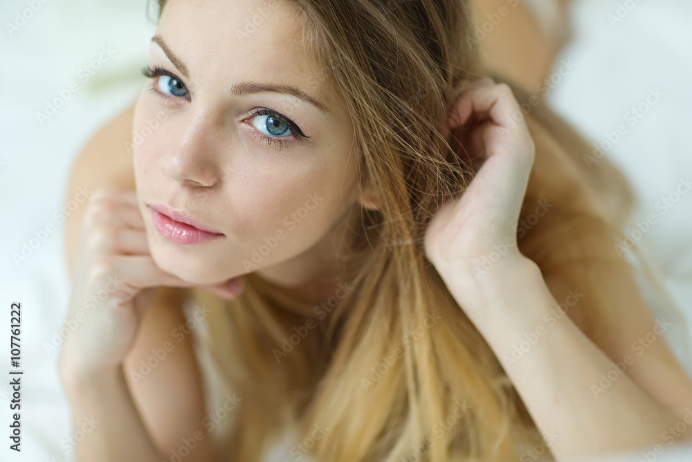 Fototapeta premium beautiful woman in a morning bed 