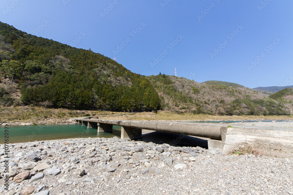 Fototapeta premium 高知県四万十町 茅吹手沈下橋