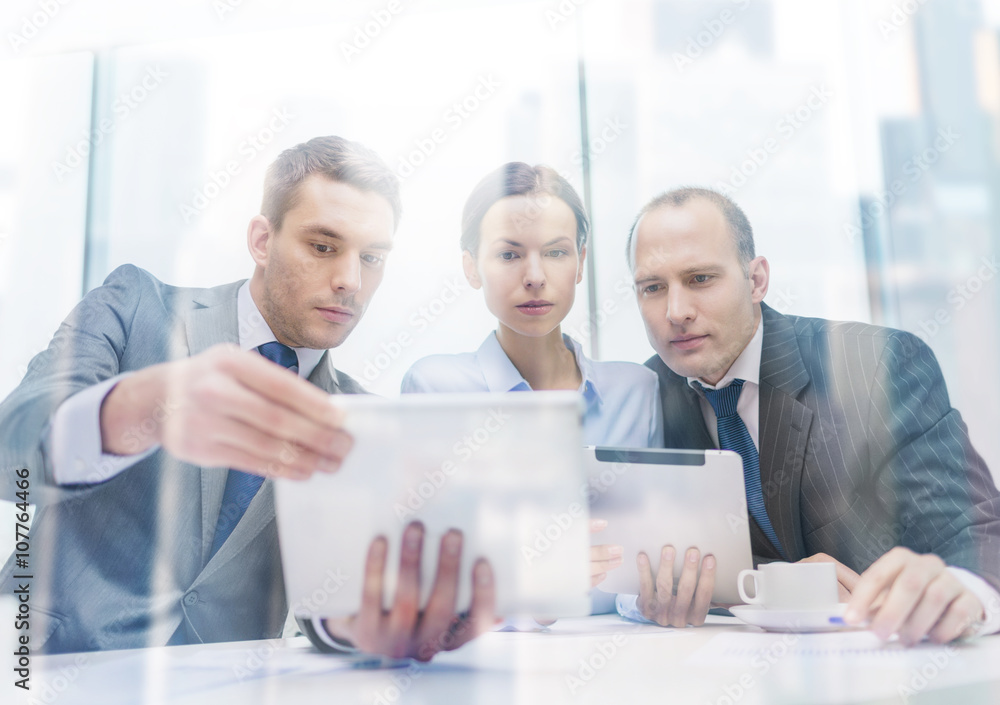 Fototapeta premium business team with tablet pc having discussion