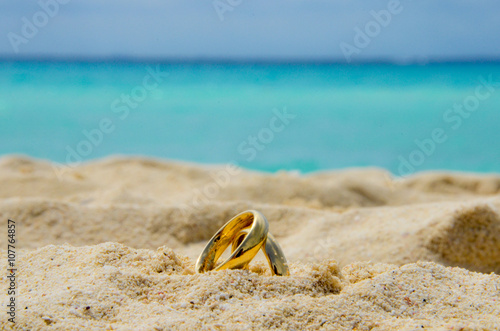 Fedi matrimoniali sulla sabbia photo