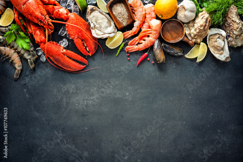 Photo Shellfish plate of crustacean seafood with fresh lobster, mussels, oysters as an