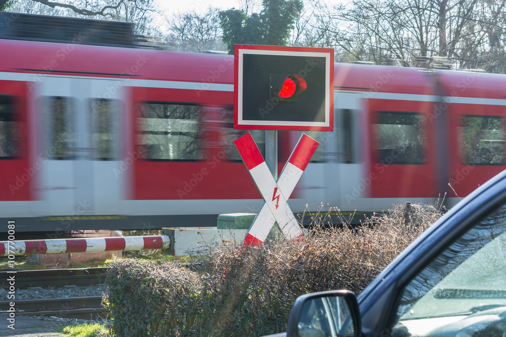 Fototapeta premium Personenzug durchfahrt am Bahnübergang