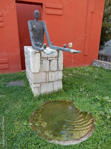 Fontana realizzata nel 1992 nel giardino del convento di San Domenico, nel centro storico di Benevento, dall'artista Mimmo Paladino photo