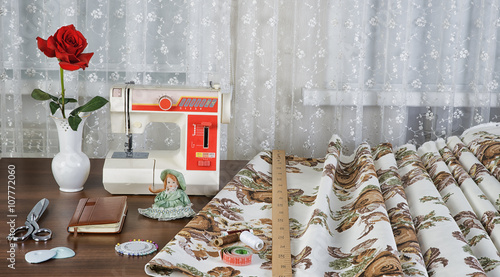 Obraz na płótnie workplace оf seamstress with the sewing machine and retro fabri w salonie