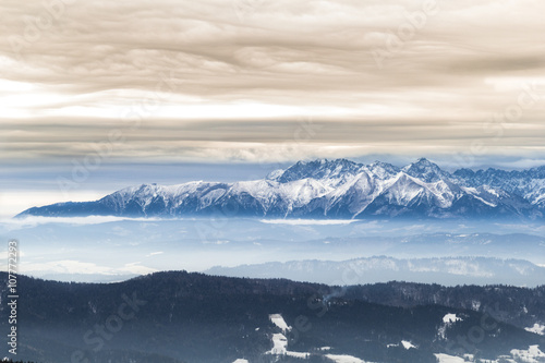 Fototapeta Naklejka Na Ścianę i Meble -  Tatry nad mgłą