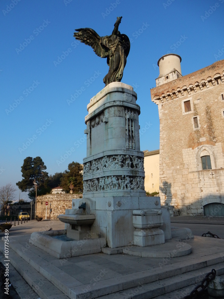 Monumento dedicato ai caduti in guerra ed inaugurato nel 1929 dal Re ...
