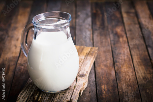 Fényképezés Fresh milk in the jug on the table