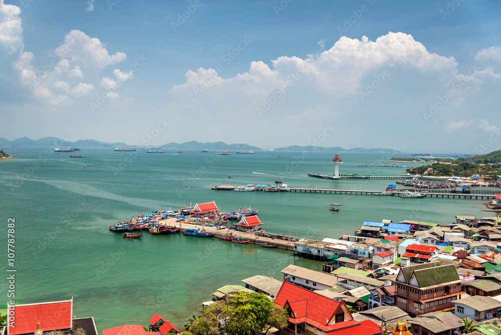 Φωτογραφία beautiful view of fisherman village and sea at koh sri chang , c